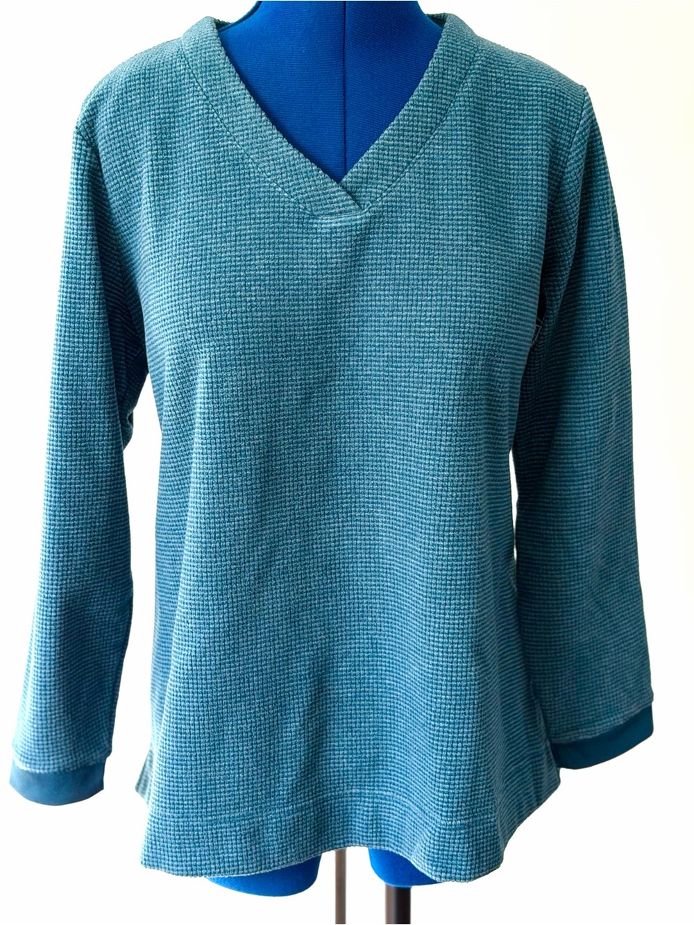 D&Co. Soft Waffle Knit V-Neck Long Sleeve Sweatshirt in Teal